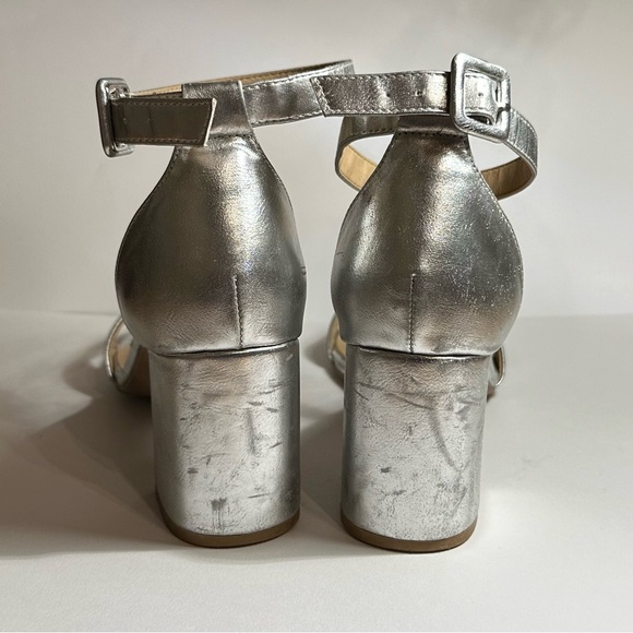 Silver Heels - Picture 2 of 4